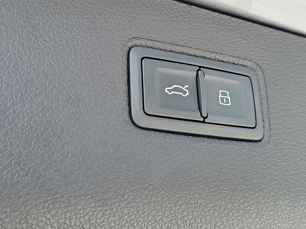 Used 2021  Bentley V8 image 12