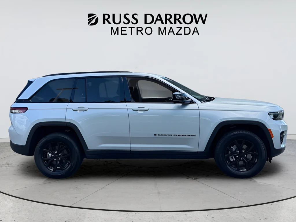 Used 2025 Silver Jeep Altitude image 6