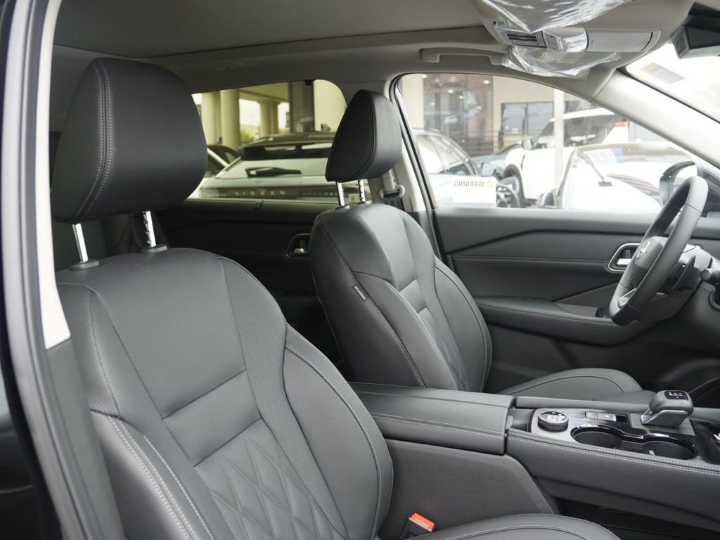New 2026 Black Nissan Platinum image 17