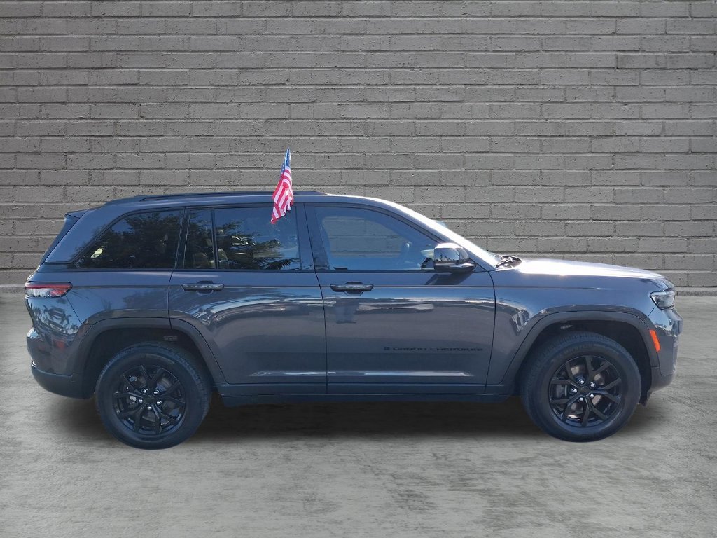 Used 2024 Gray Jeep Altitude X image 11