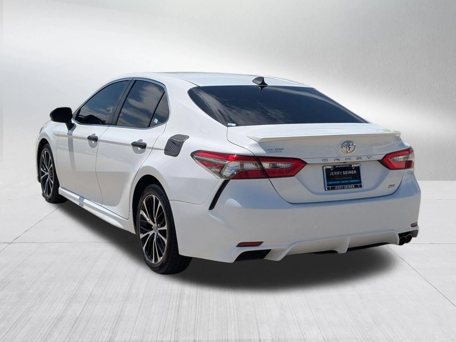 Used 2018 Super White Toyota SE image 3
