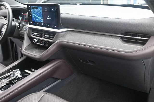 Used 2025 Black Metallic Ford Platinum image 22