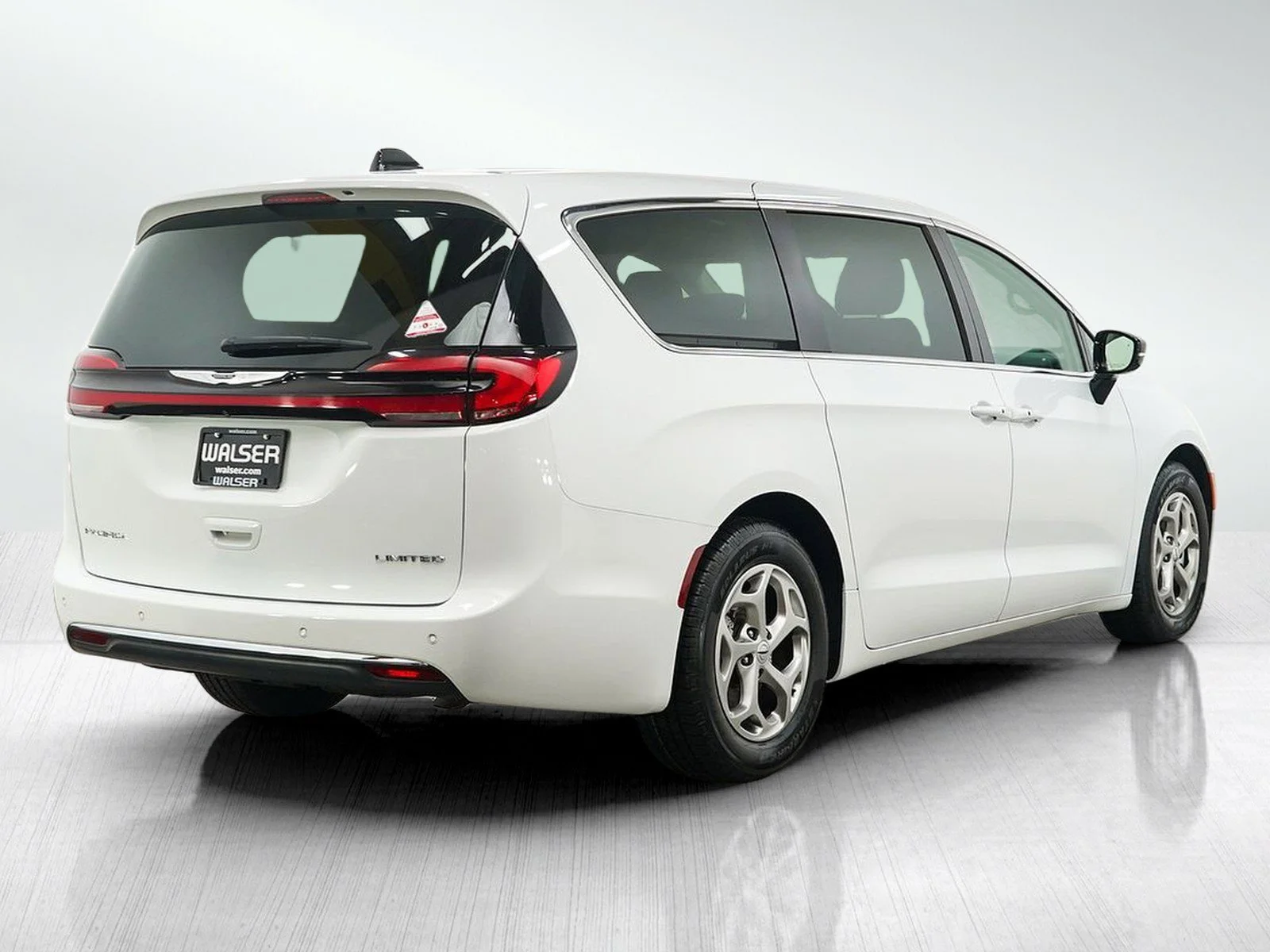 Used 2024 Bright White Clearcoat Chrysler Limited image 5