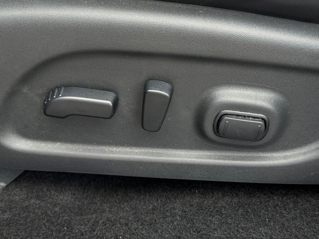 Used 2018 Red Nissan SL image 28