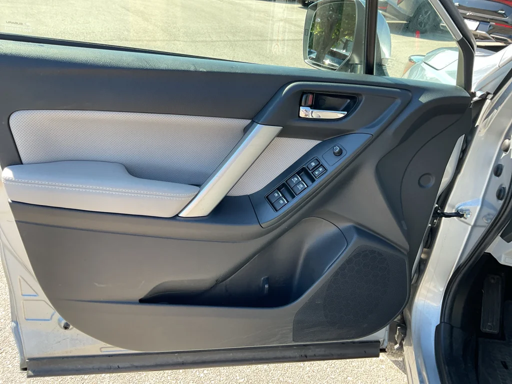 Used 2018 Ice Silver Metallic Subaru Limited image 18