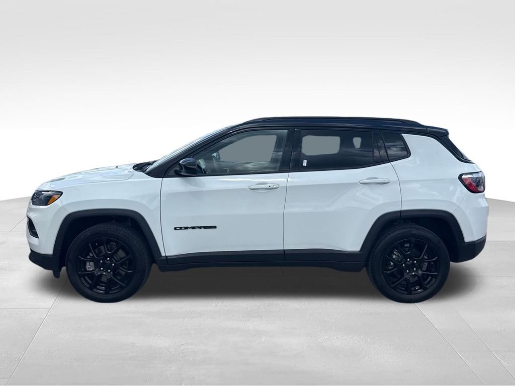 Used 2023 White Jeep Latitude image 3