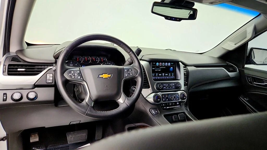 Used 2020 Silver Ice Metallic Chevrolet 4WD 4dr LT w/ Luxury Pkg & Sun/Entertainment Pkg image 13