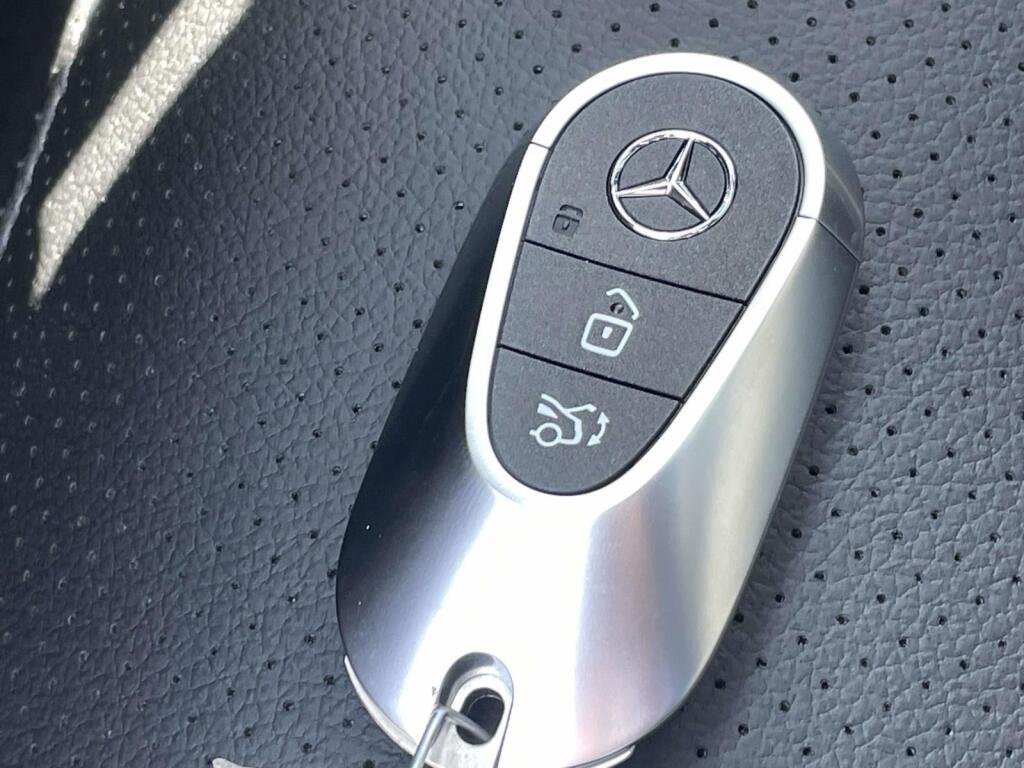 New 2026 2040/Black Mercedes-Benz GLC 300 image 4