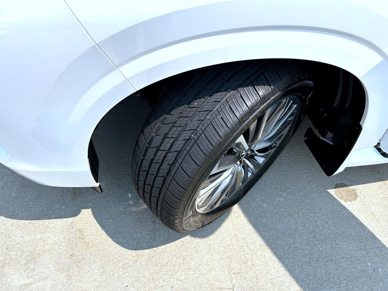 New 2027 RADIANT WHITE INFINITI Luxe 4WD image 25