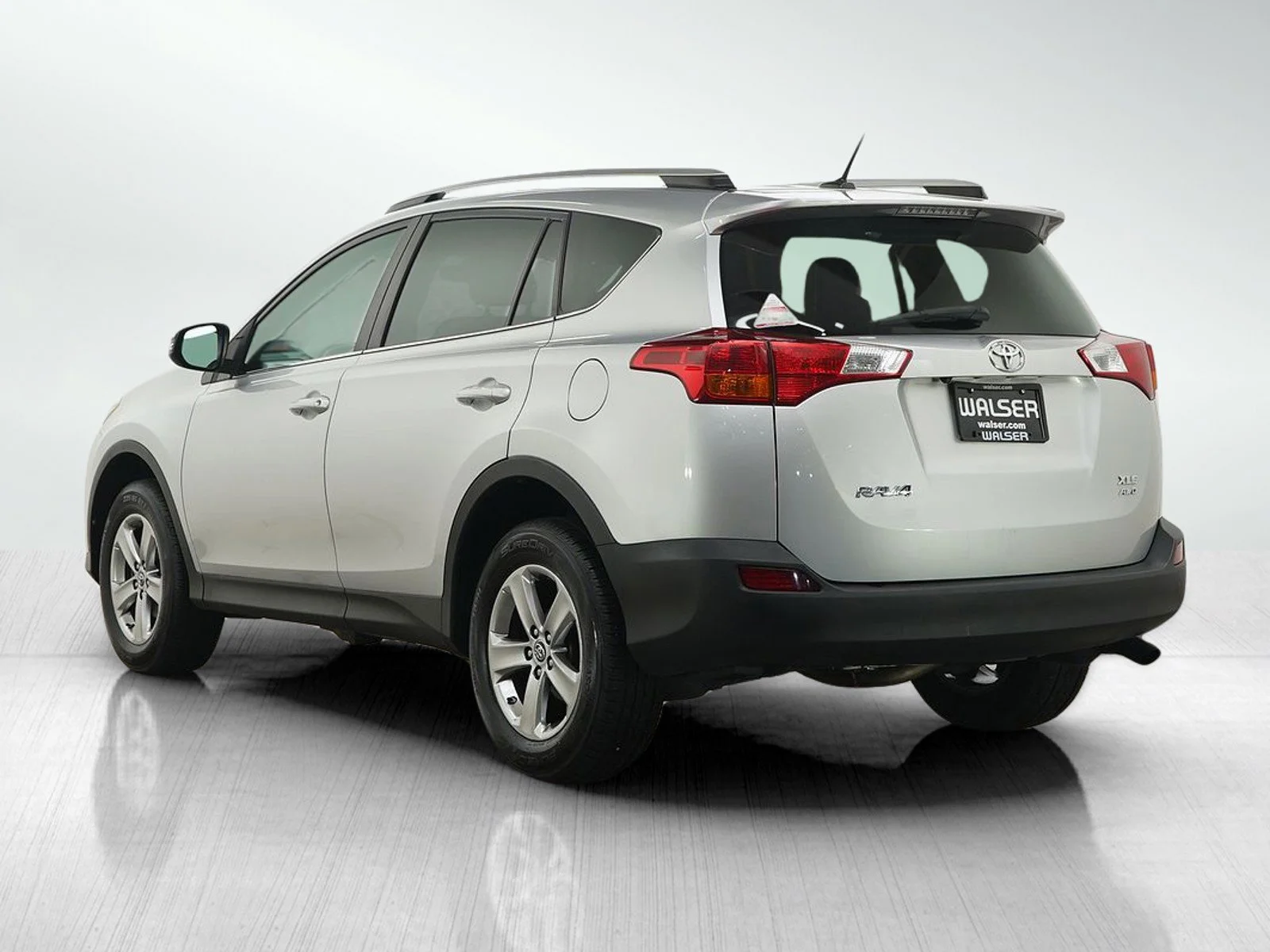 Used 2015  Toyota XLE image 3