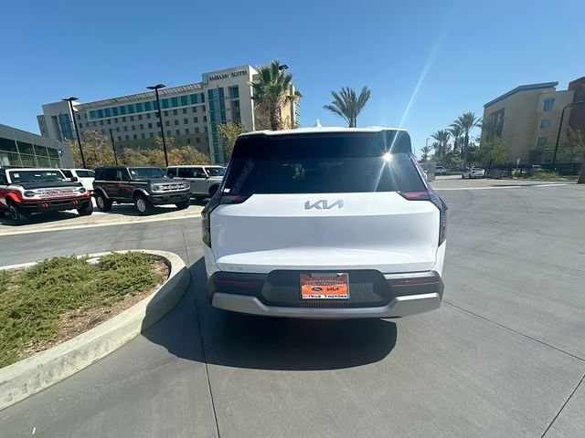 New 2026 Glacial White Kia Wind AWD image 6