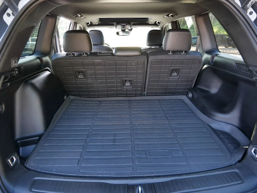 Used 2022 White Jeep Altitude image 10