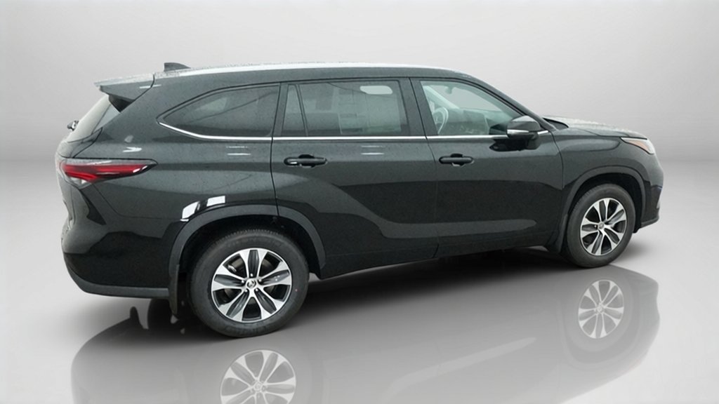 New 2026 Midnight Black Metallic Toyota XLE image 8