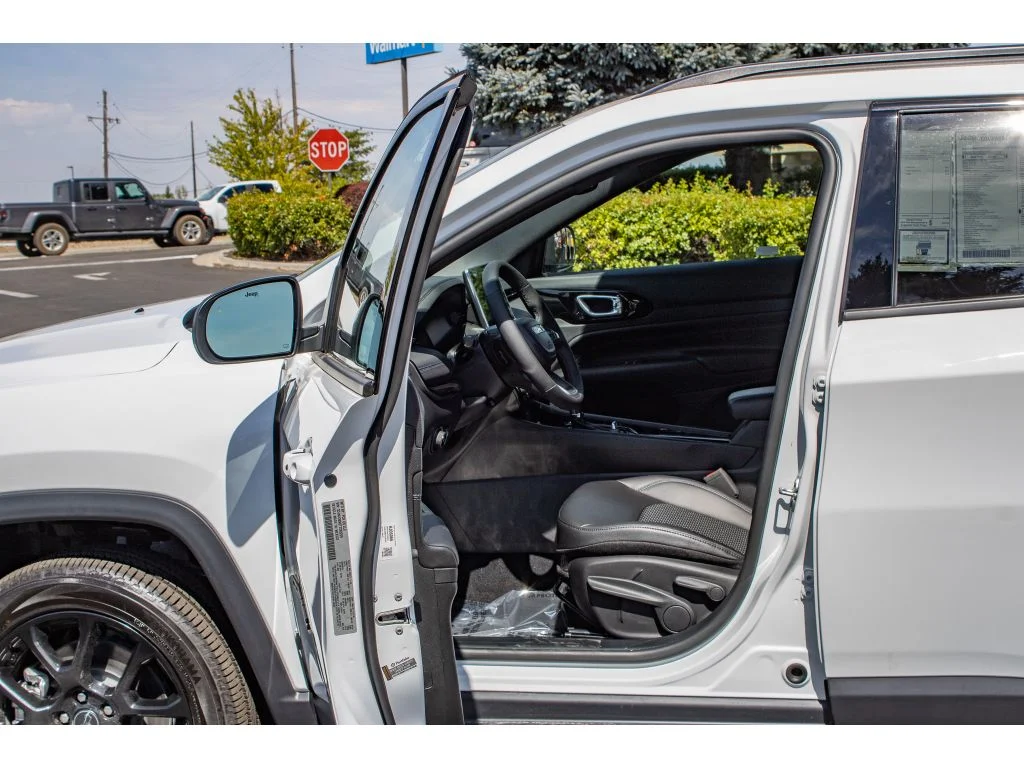 New 2026 Bright White Clearcoat Jeep Latitude image 27
