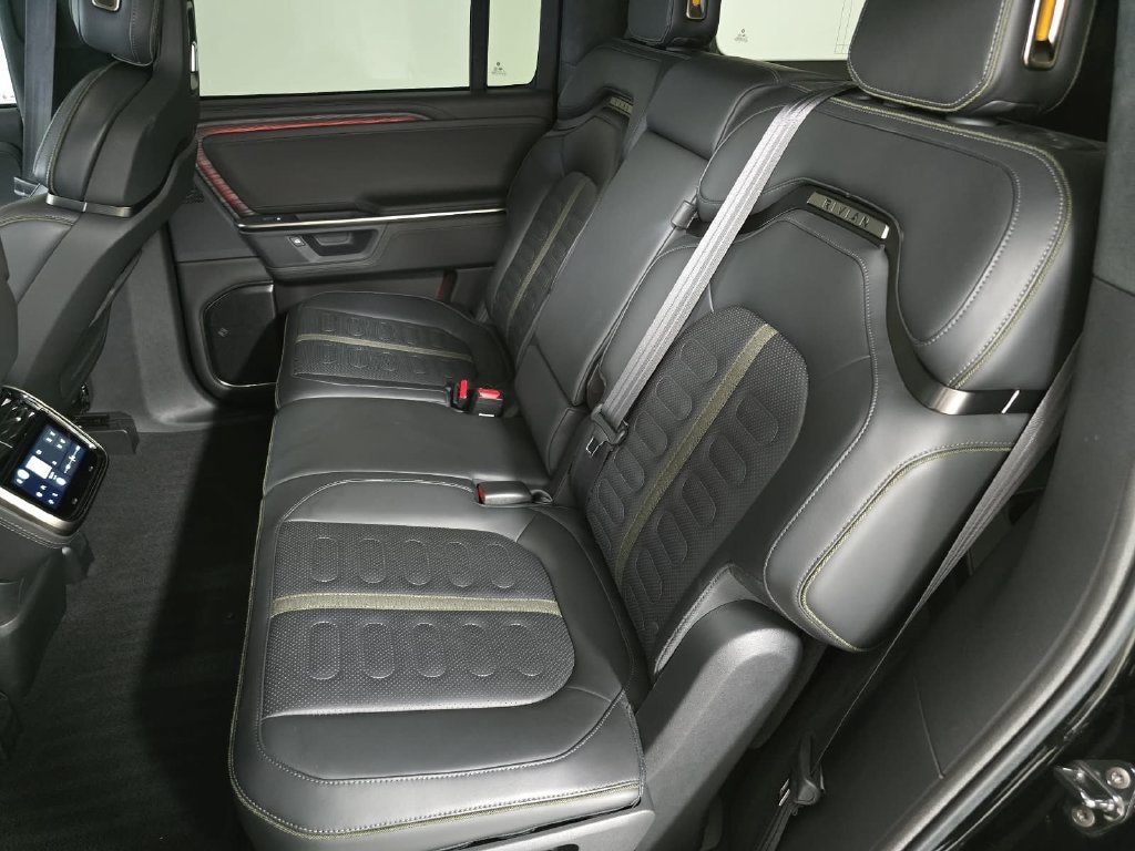 Used 2025  Rivian Adventure Dual Motor Standard Pack image 25