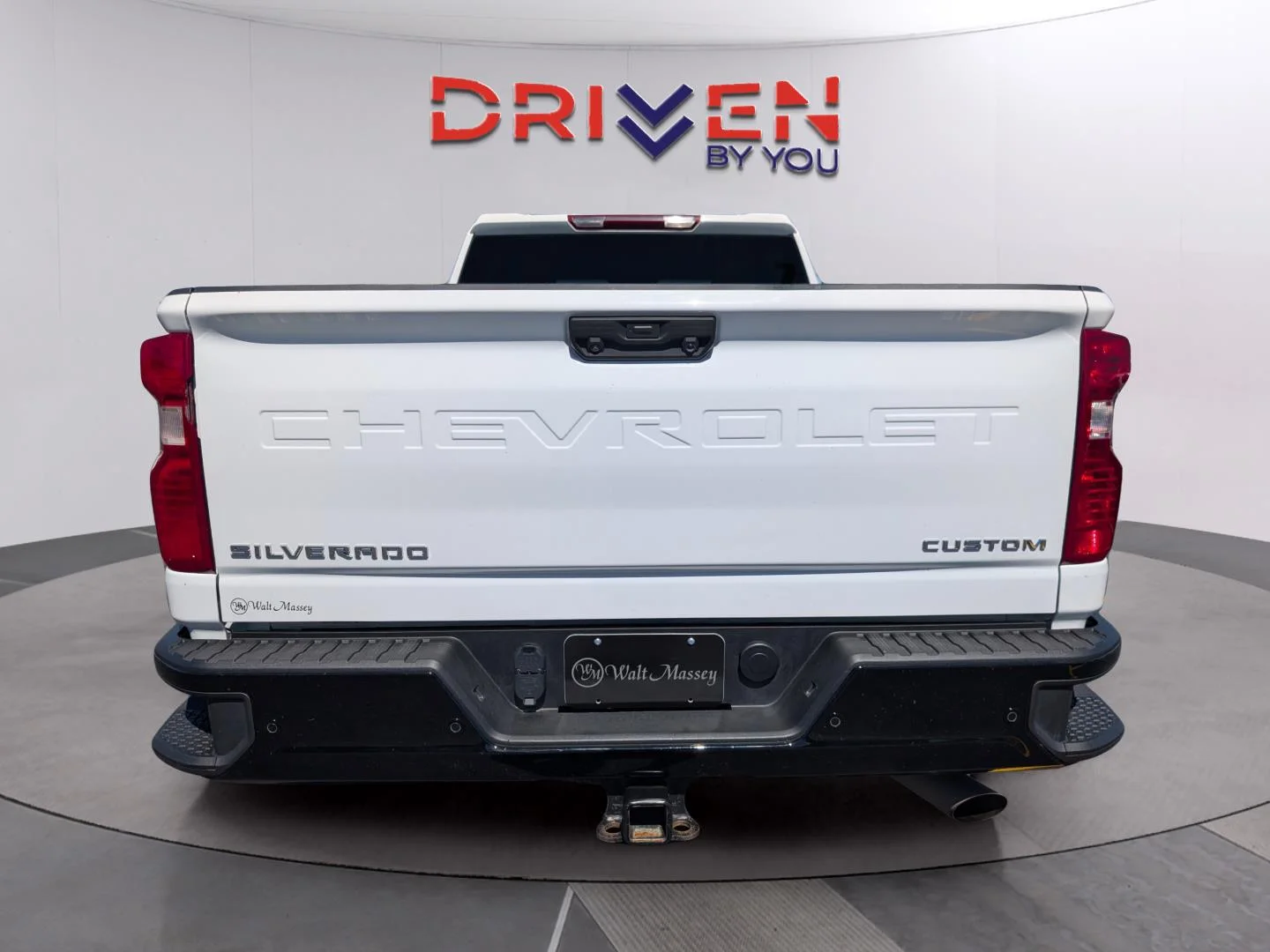 Used 2025 Summit White Chevrolet Custom image 4