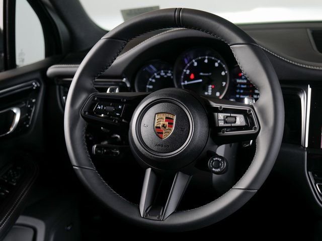 2025 Porsche Macan T - Photo 17