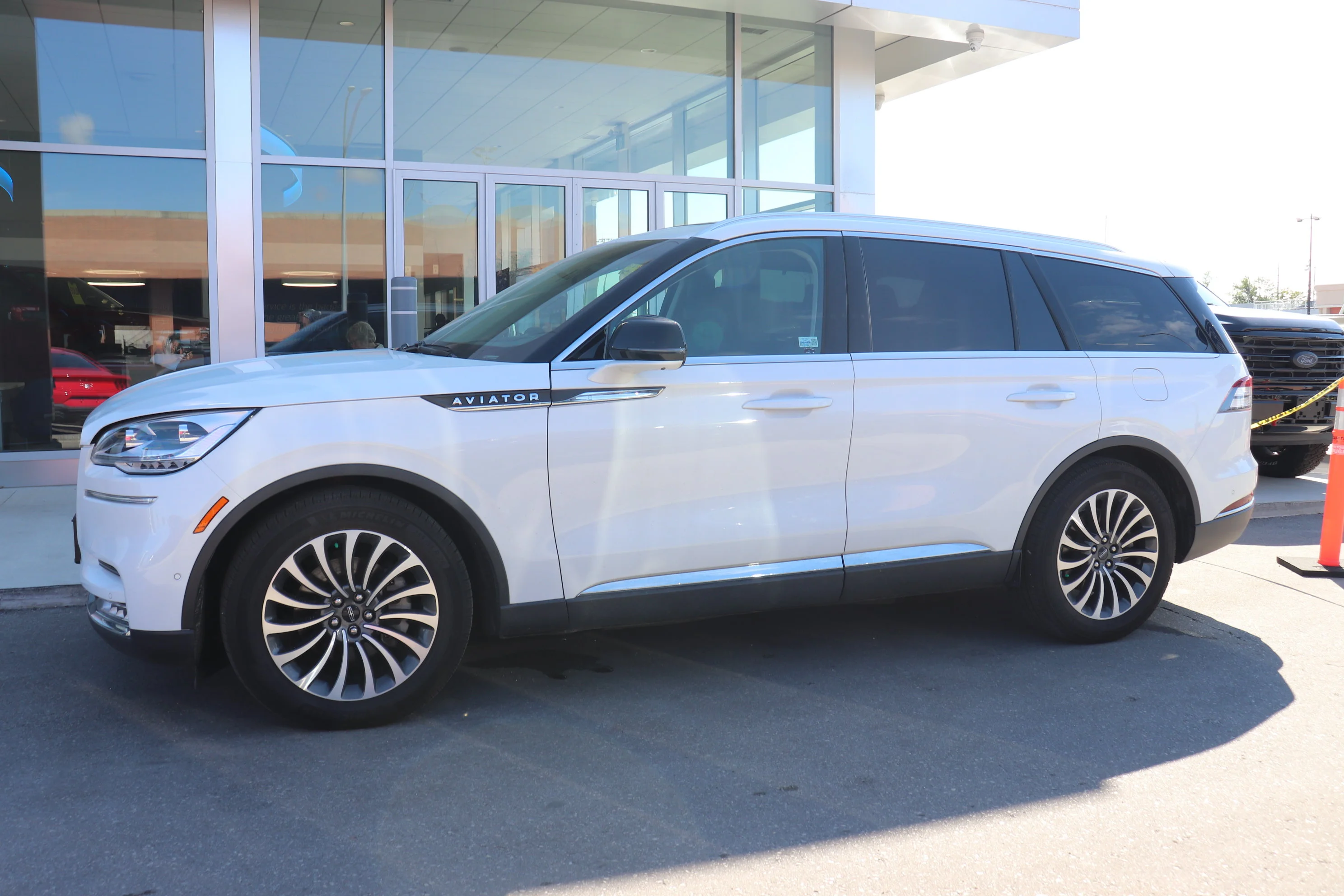 Certified Used 2023 White Lincoln Reserve image 3