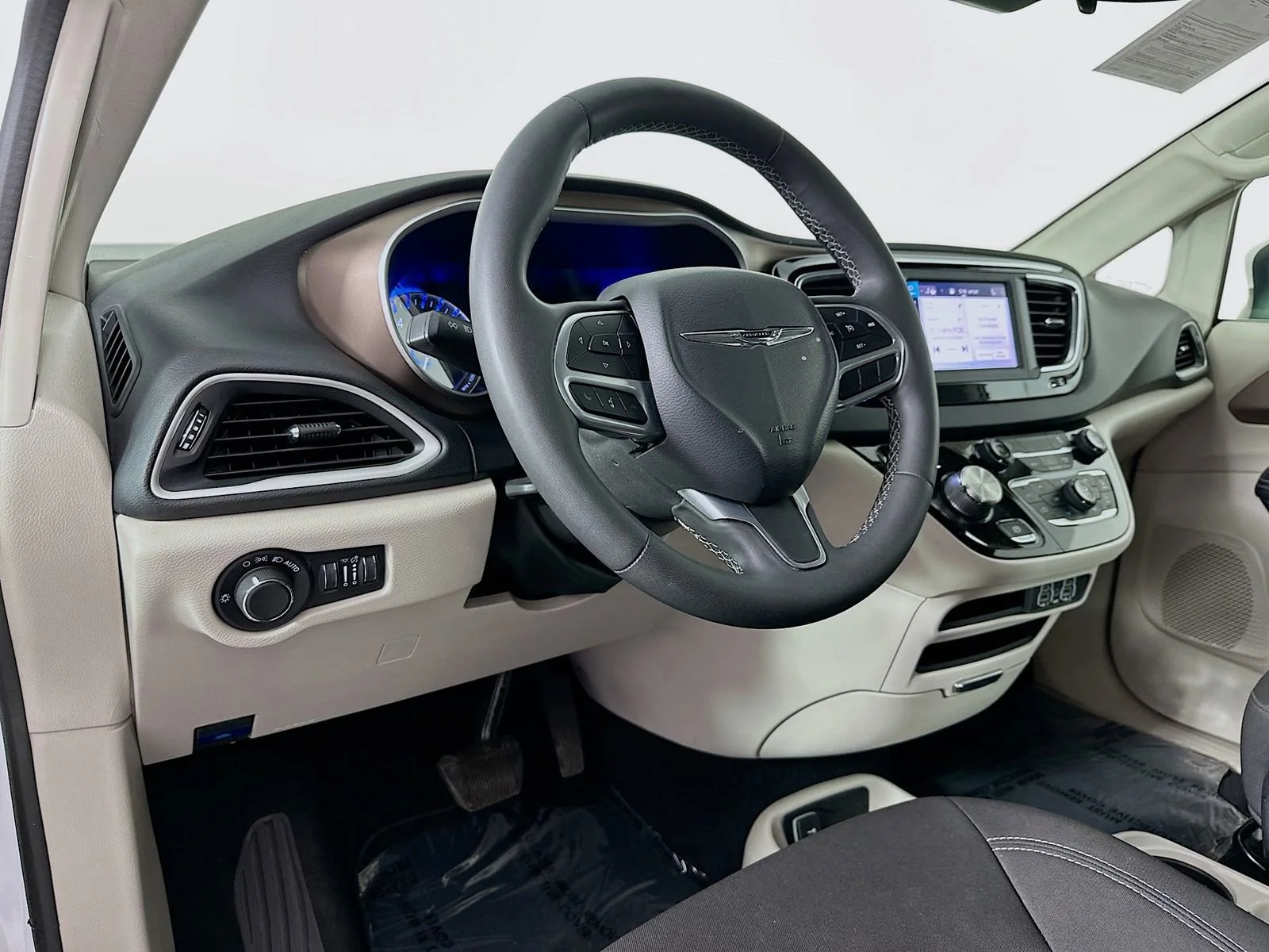 Used 2023 White Chrysler LX image 10