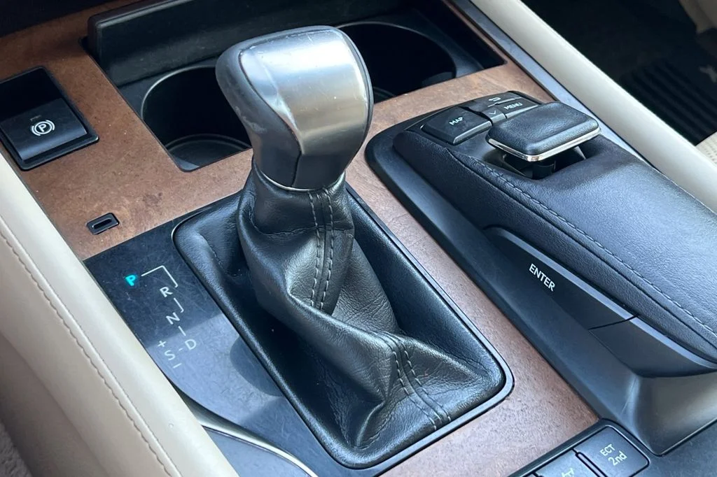 Used 2017  Lexus 570 image 26