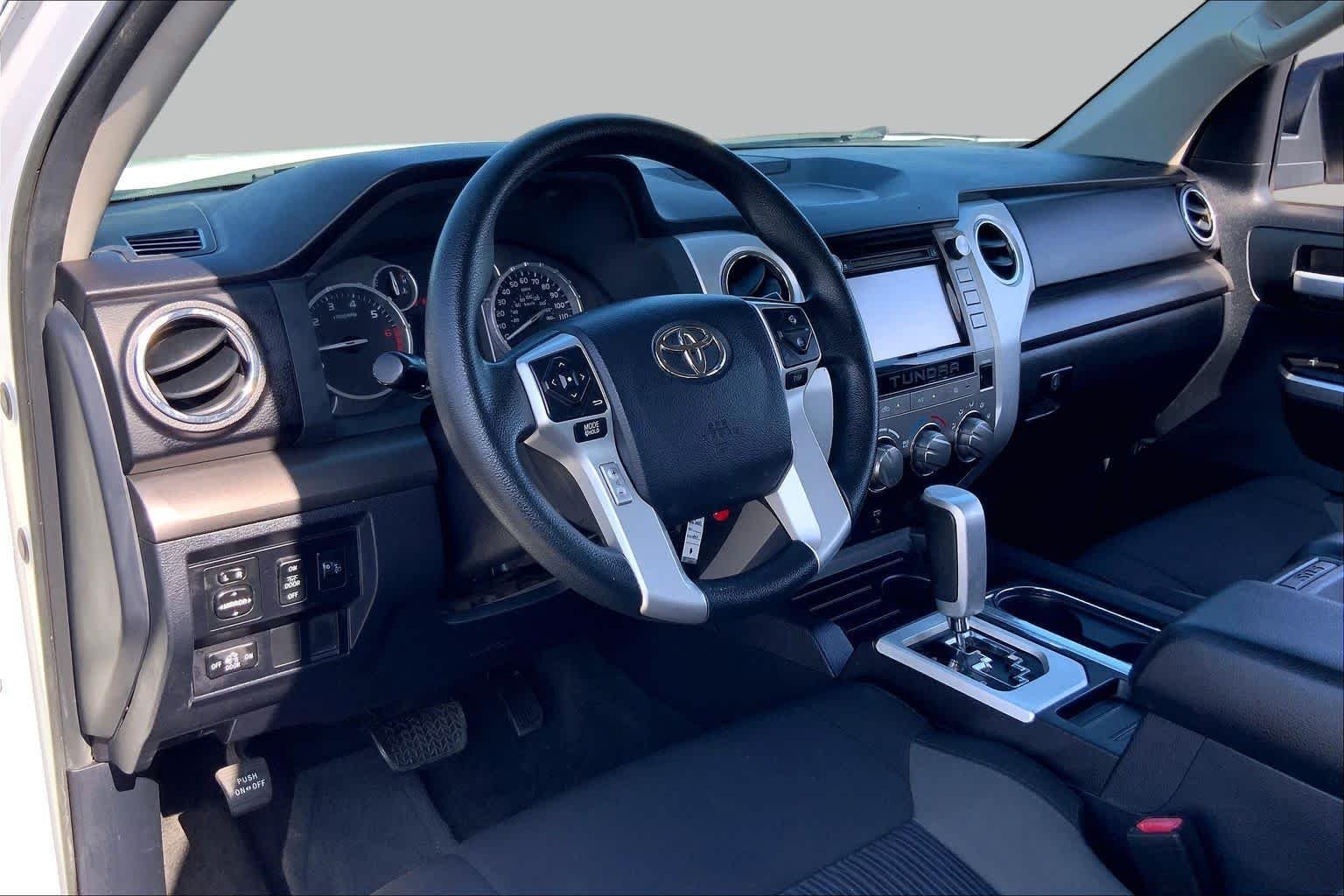 Used 2017 Super White Toyota SR5 image 16