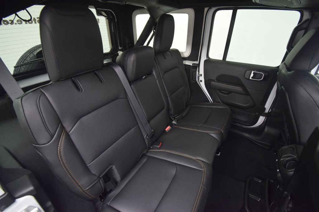 New 2026 Bright White Clear-Coat Exterior Paint Jeep Sahara image 18