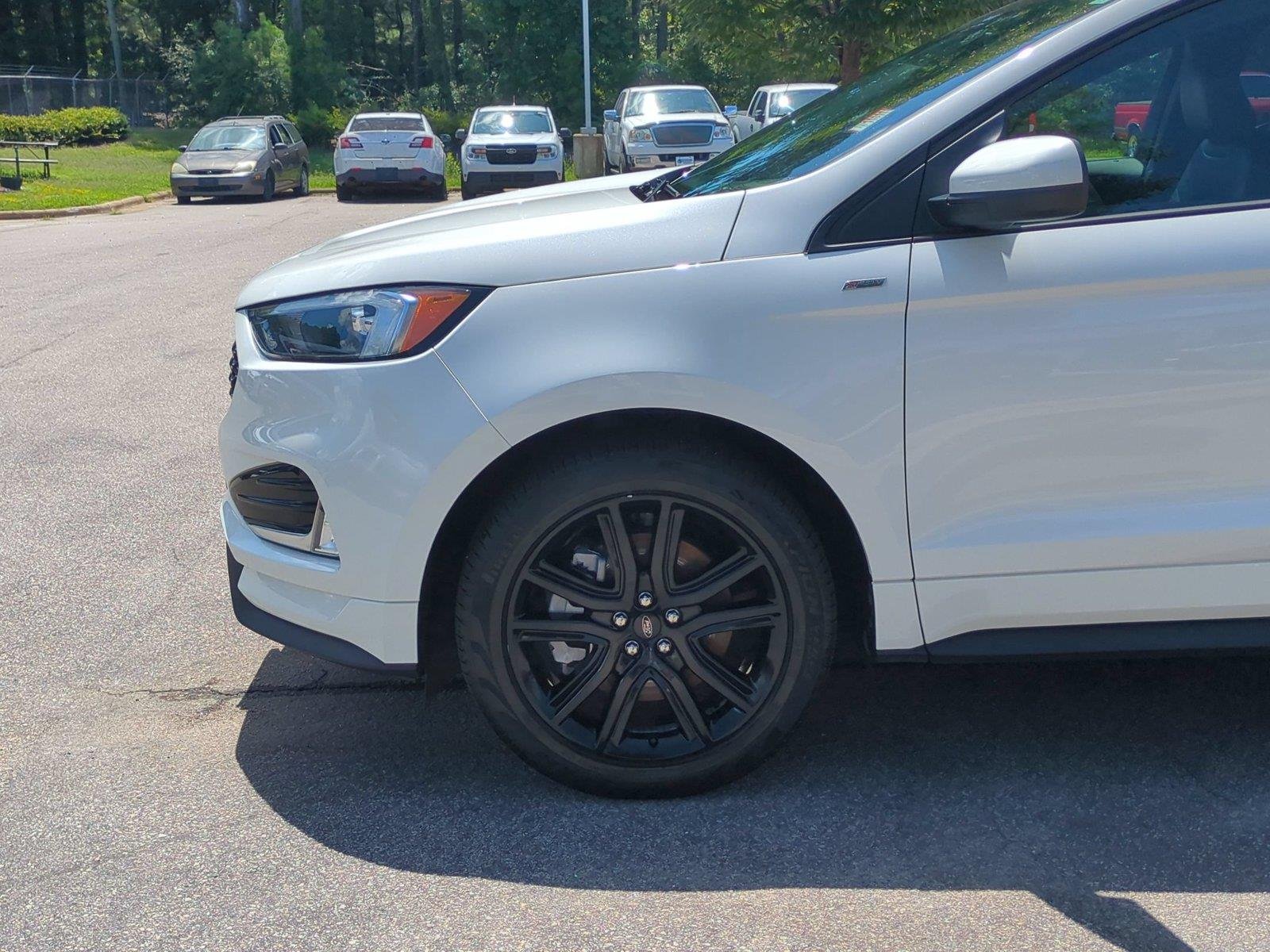 Used 2022 Star White Metallic Tri-Coat Ford ST-Line image 10