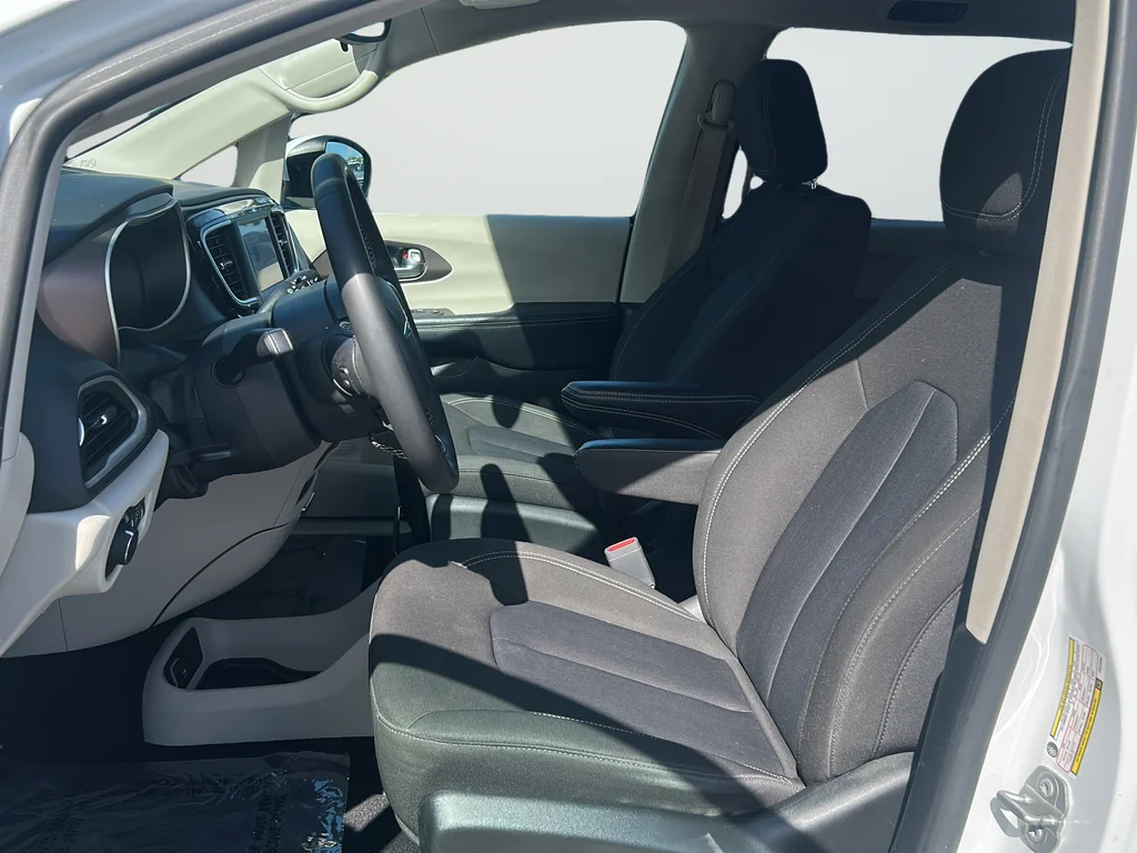 Used 2023 White Chrysler LX image 10