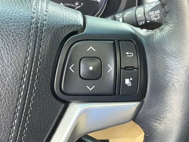 Used 2015 White Toyota XLE V6 image 26