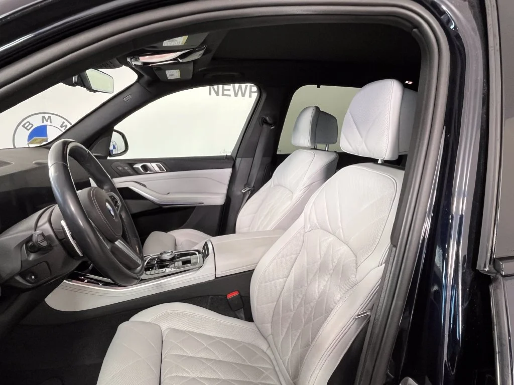 Used 2025 Carbon Black Metallic BMW xDrive40i image 2