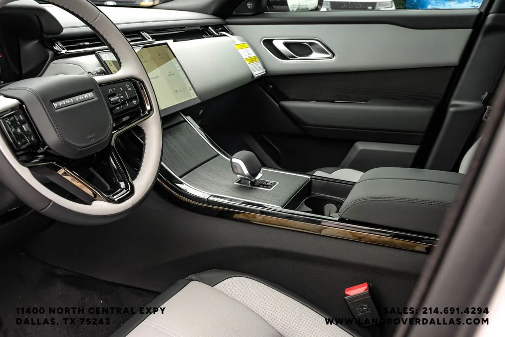 New 2026 Ostuni Pearl Wht Prem Met Land Rover Dynamic SE image 23