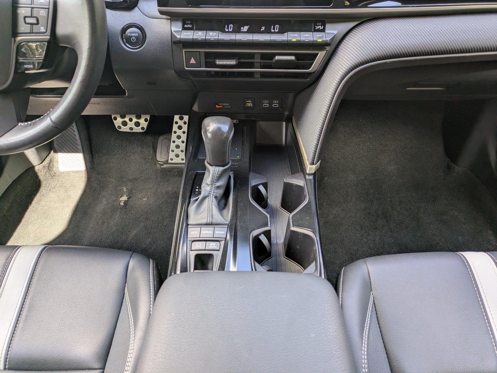 Used 2025  Toyota SE image 18