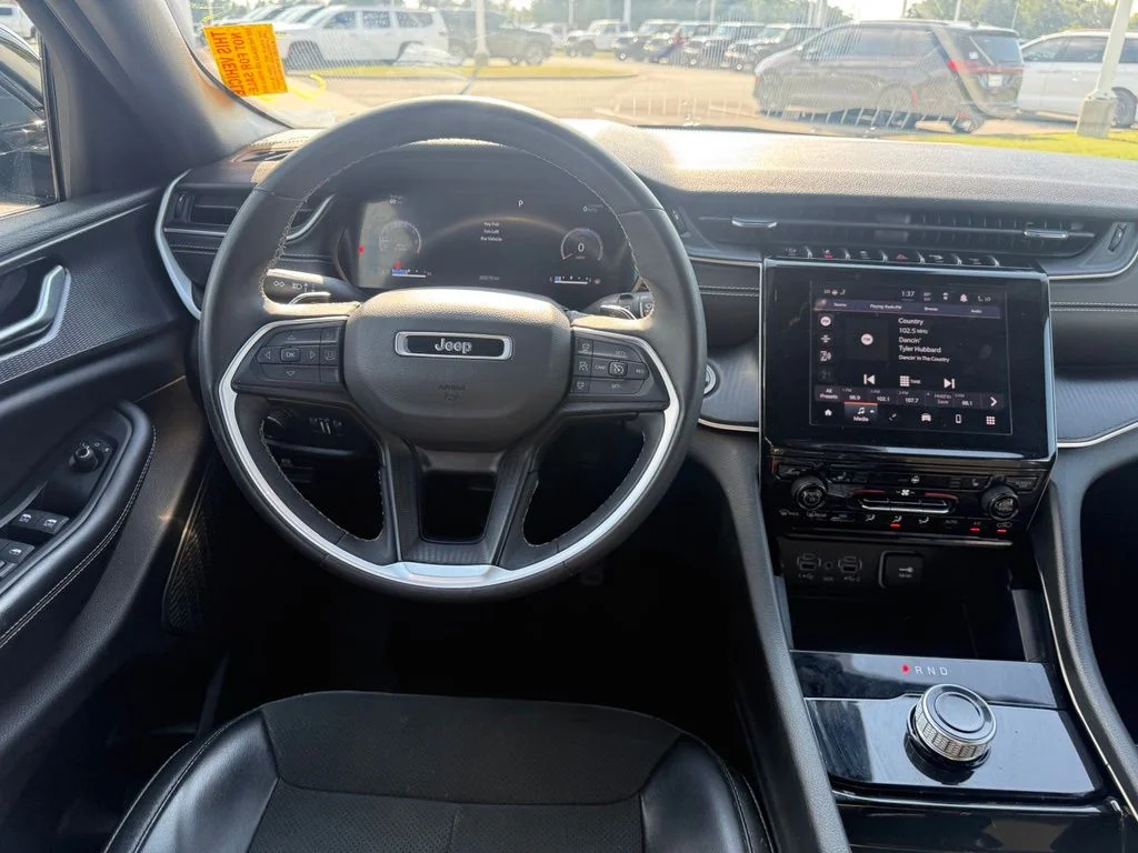 Used 2023 Silver Jeep Altitude X image 10