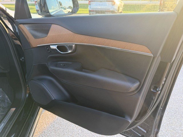 Certified Used 2023 Onyx Black Metallic Volvo Plus Bright Theme image 40