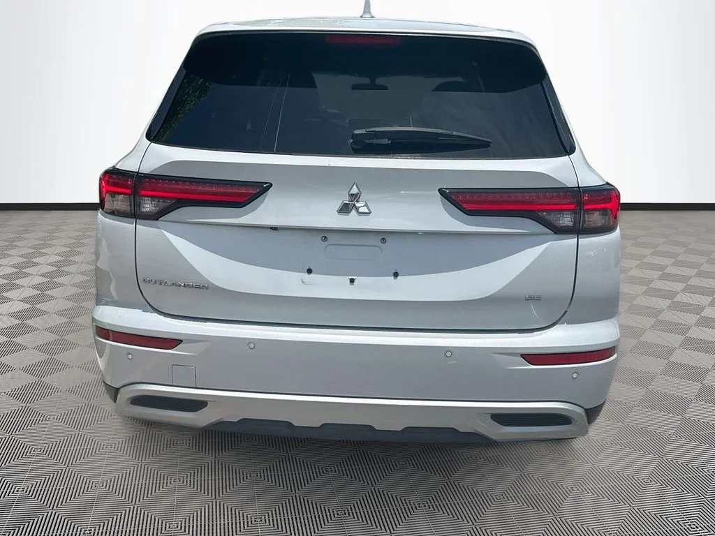 Used 2022  Mitsubishi  image 7