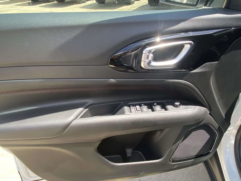 New 2026 Bright White Clear-Coat Exterior Paint Jeep Trailhawk image 13