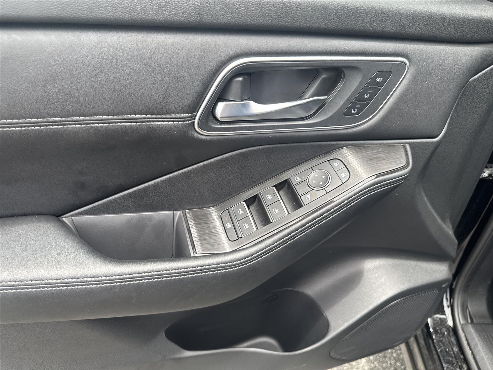 Used 2026 Super Black Nissan Platinum image 17