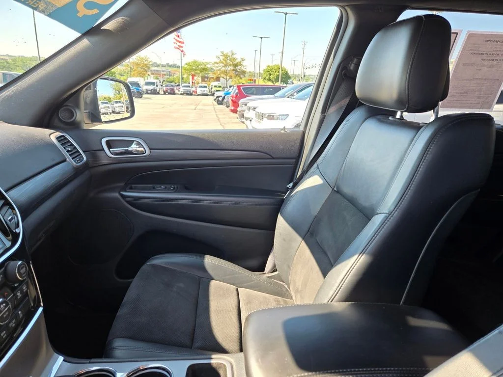 Certified Used 2020 Black Jeep Altitude image 28
