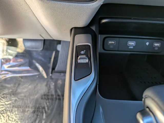 Used 2023 White Kia S image 25
