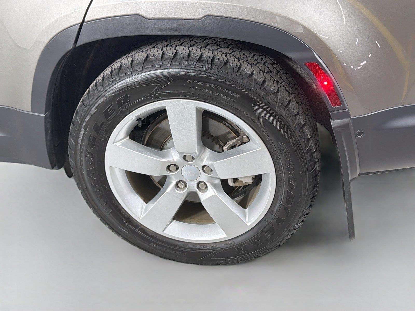 Used 2024 Silicon Silver Land Rover S image 33