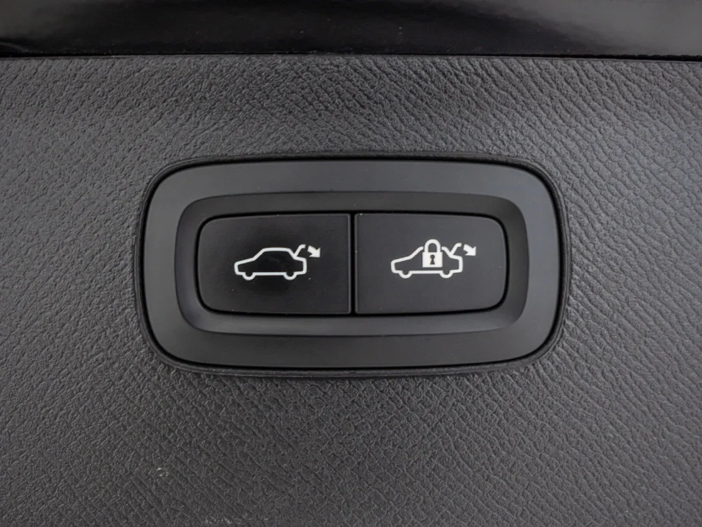 Used 2020 Onyx Black Metallic Volvo T6 Momentum image 23