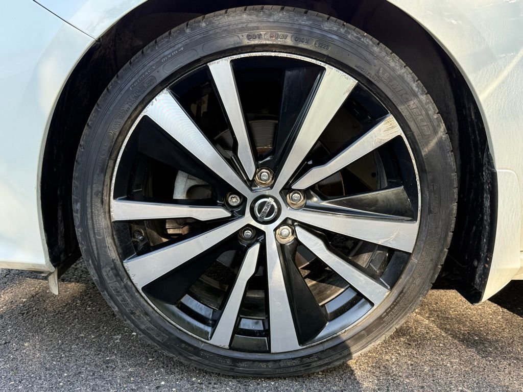 Used 2019 White Nissan 2.5 SR image 9