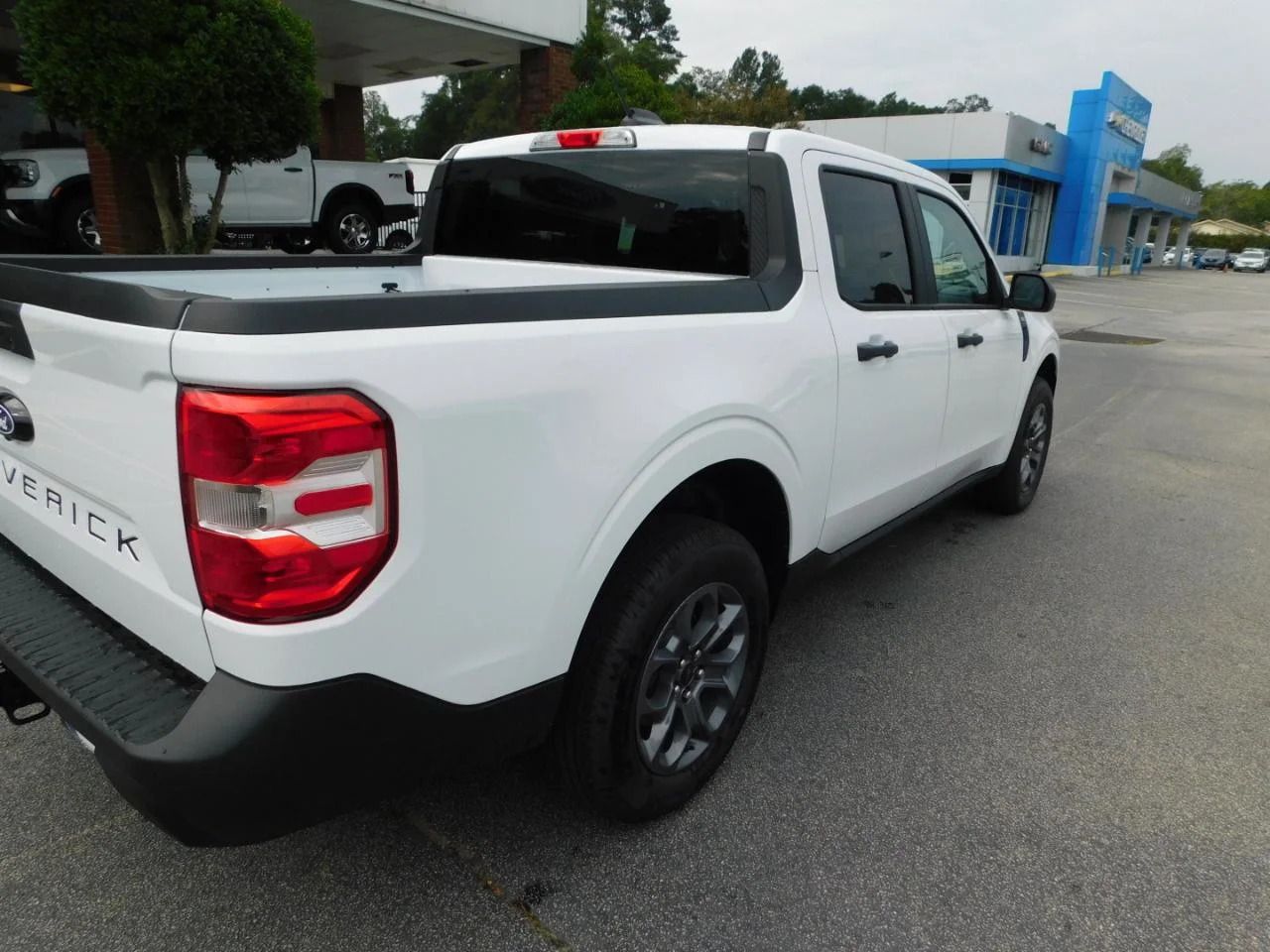 New 2026 Oxford White Ford XLT image 9