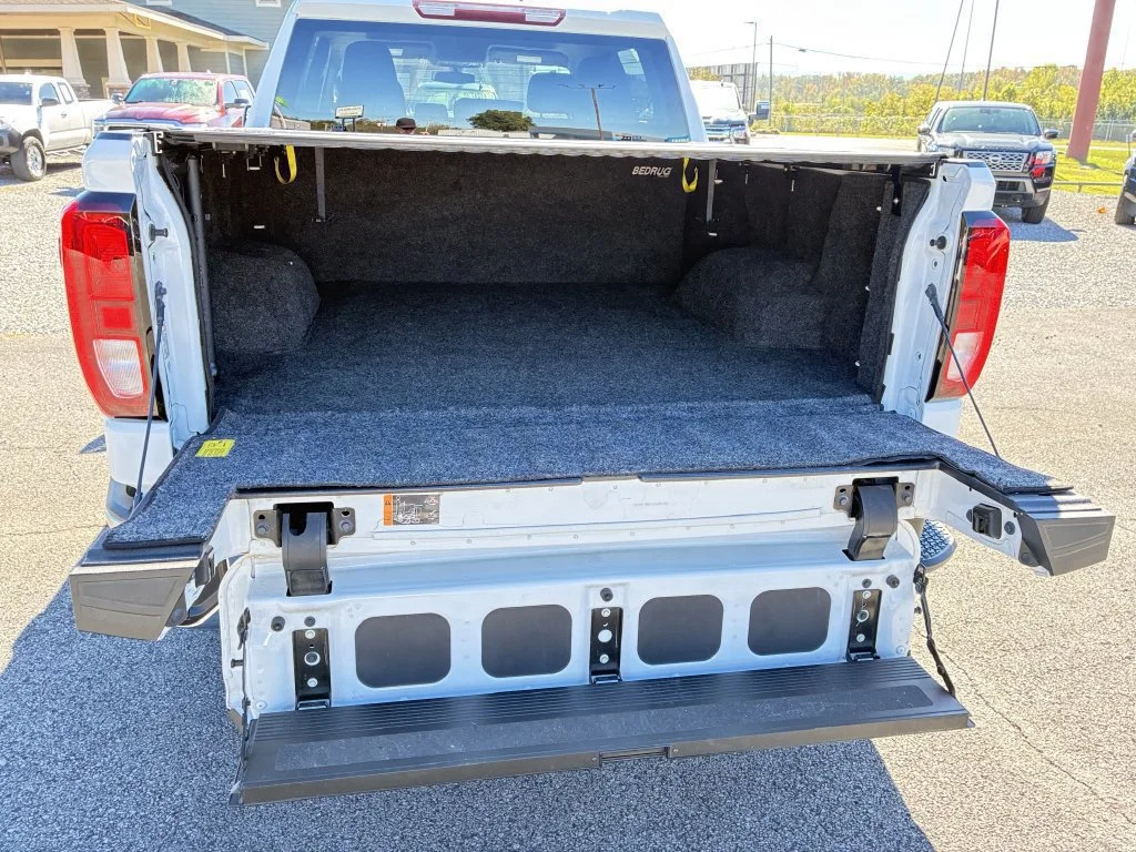 Used 2022 SUMMIT WHITE GMC SLE image 16