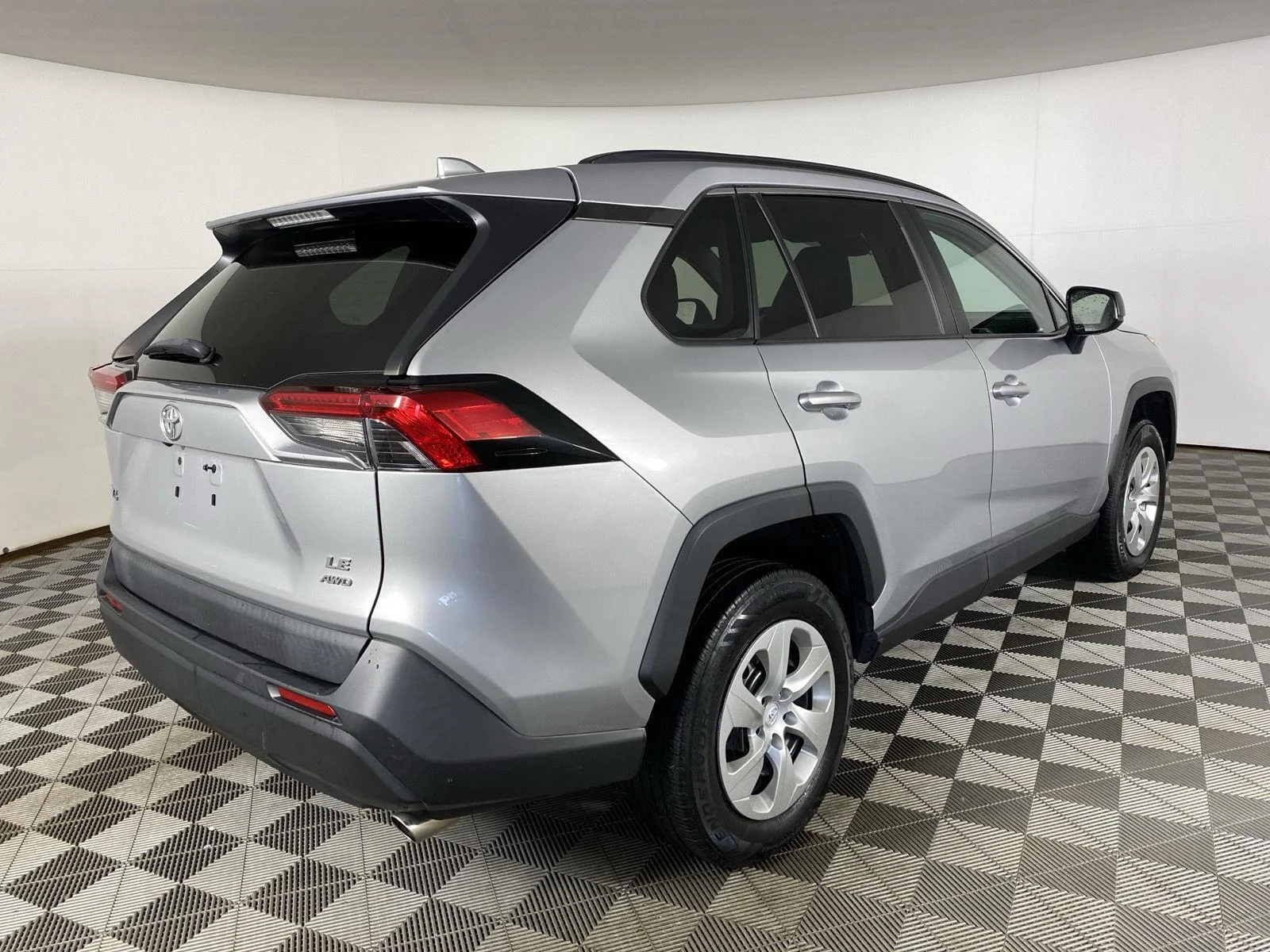 Used 2019 Gy Toyota LE image 7