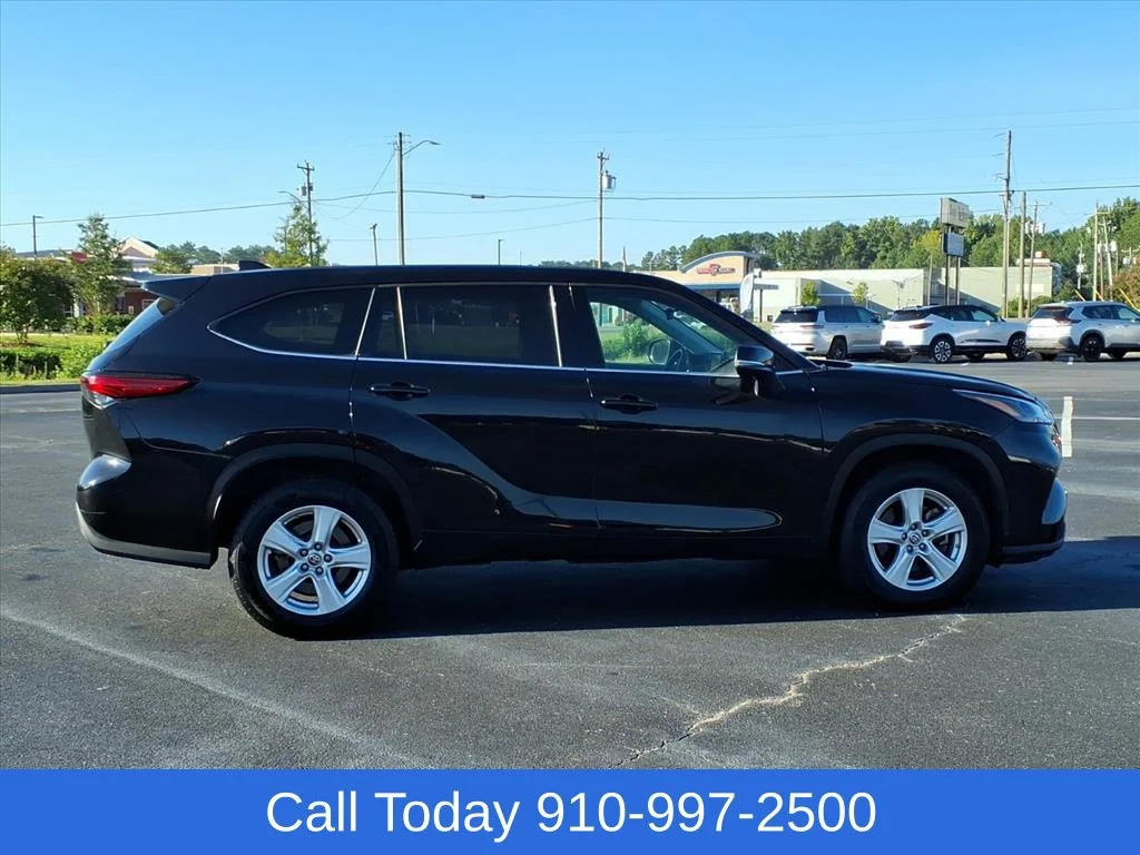 Used 2022 Black Toyota L image 4