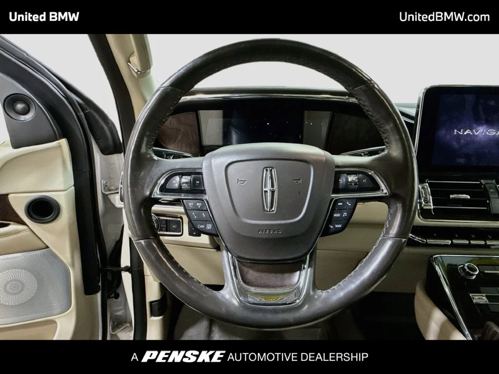 Used 2019 White Platinum Clearcoat Metallic Lincoln Reserve image 13