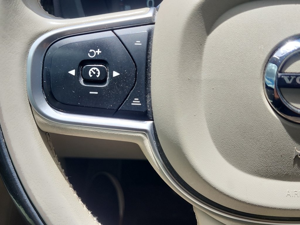Used 2018 Electric Silver Metallic Volvo Momentum image 22