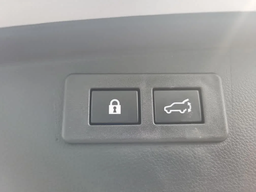 Used 2023 Ice Silver Metallic Subaru Premium image 34