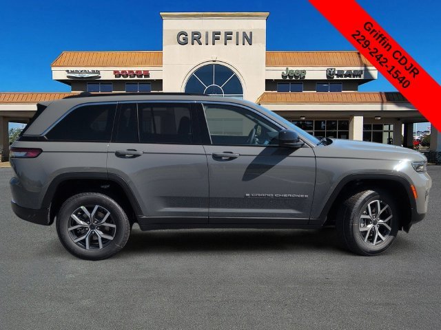 New 2027 Sting-Gray Clear-Coat Paint Jeep Laredo image 3